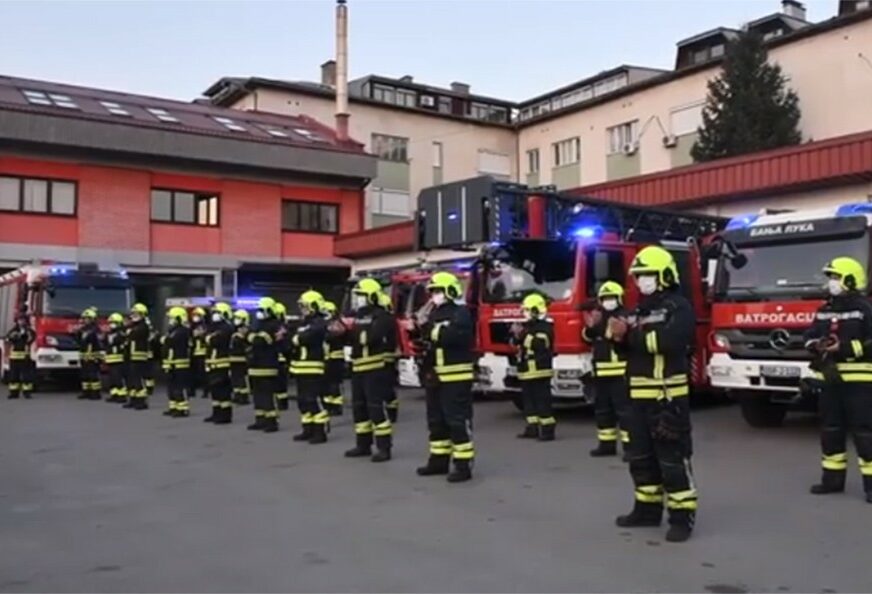 PODRŠKA Banjalučki vatrogasci se aplauzom i upaljenim rotacijama zahvalili medicinarima (VIDEO)
