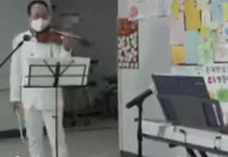 GEST KOJI VRAĆA OSMIJEH NA LICE Violinista održao koncert u bolnici za zaražene koronom (VIDEO)