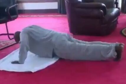 MOTIVACIJA GRAĐANIMA Predsjednik Ugande (75) objavio snimak kako vježba u kući (VIDEO)