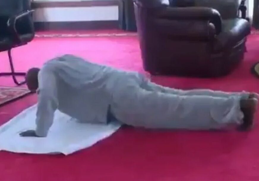 MOTIVACIJA GRAĐANIMA Predsjednik Ugande (75) objavio snimak kako vježba u kući (VIDEO)