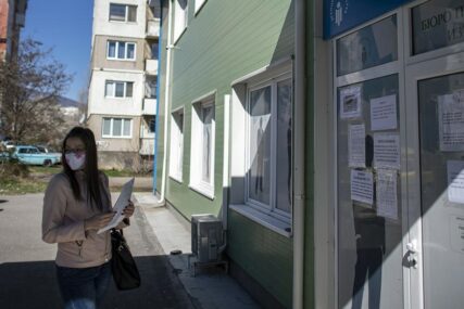"IMAM KORONU, DEZINFIKUJTE SE" Zaražena žena ušla u poštu i ŠOKIRALA SLUŽBENIKE