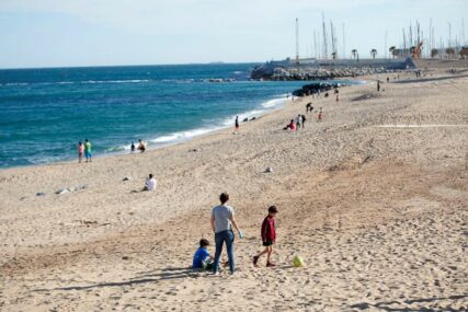 EKOSISTEM UNIŠTEN U Španiji prskali plažu izbjeljivačem da ZAŠTITE DJECU