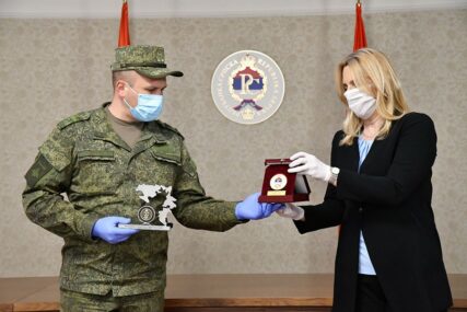 "NEIZMJERNA ZAHVALNOST“ Predsjedica Srpske odlikovala Ruse za pomoć u borbi protiv korone