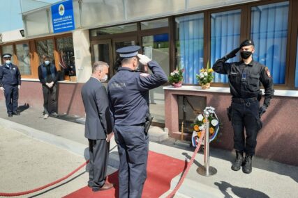 POGINUO U TERORISTIČKOM NAPADU Položeni vijenci na mjestu stradanja policajca Dragana Đurića