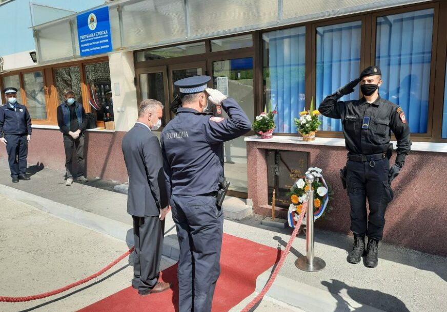 POGINUO U TERORISTIČKOM NAPADU Položeni vijenci na mjestu stradanja policajca Dragana Đurića