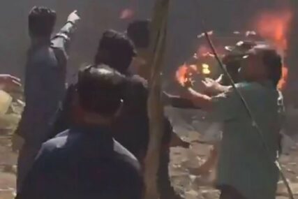 JEZIVI SNIMCI Avion sa 100 putnika se srušio usred grada, ljudi VRIŠTE, crni dim kulja (VIDEO)