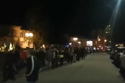 GRAĐANI VIČU "MILO, LOPOVE" Protesti u Budvi, Podgorici i Beranama (VIDEO)