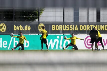 Srećni što se sezona NASTAVLJA: Fudbaleri Borusije Dortmund MOGU DA BIRAJU hoće li igrati mečeve