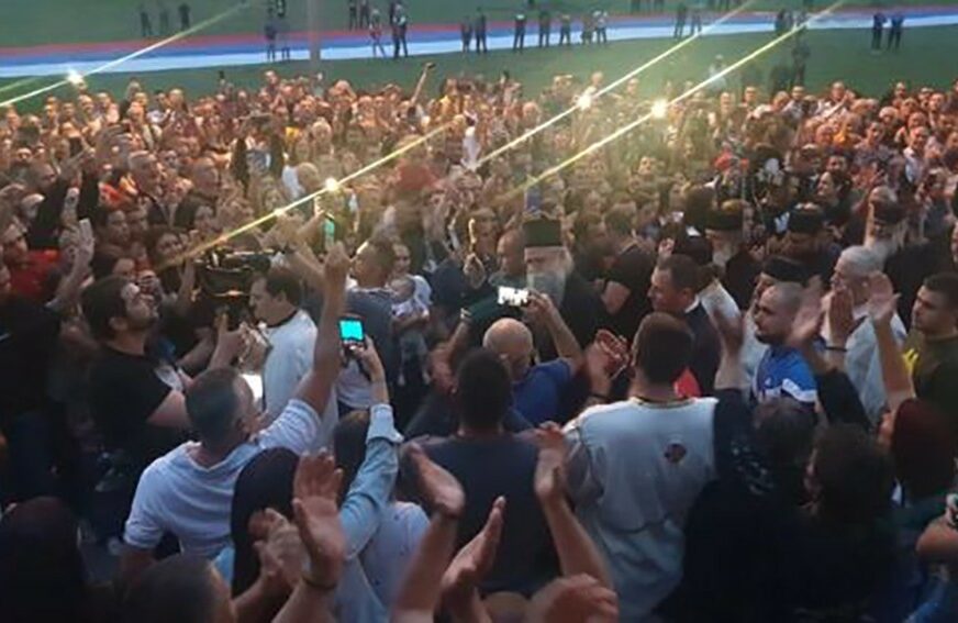 "NE DAMO SVETINJE" Građani priredili doček za vladiku Joanikija u Beranama (VIDEO)