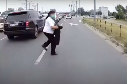 NESREĆA IZBJEGNUTA ČISTOM SREĆOM Žena niotkud izletjela pred autobus (VIDEO)