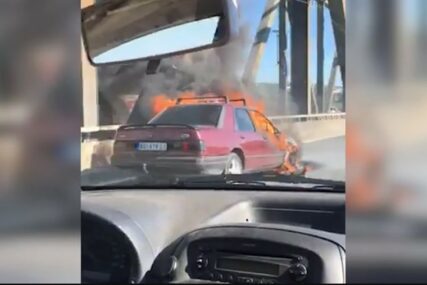 BUKTINJA NA MOSTU U BEOGRADU Automobil se zapalio tokom vožnje (VIDEO)