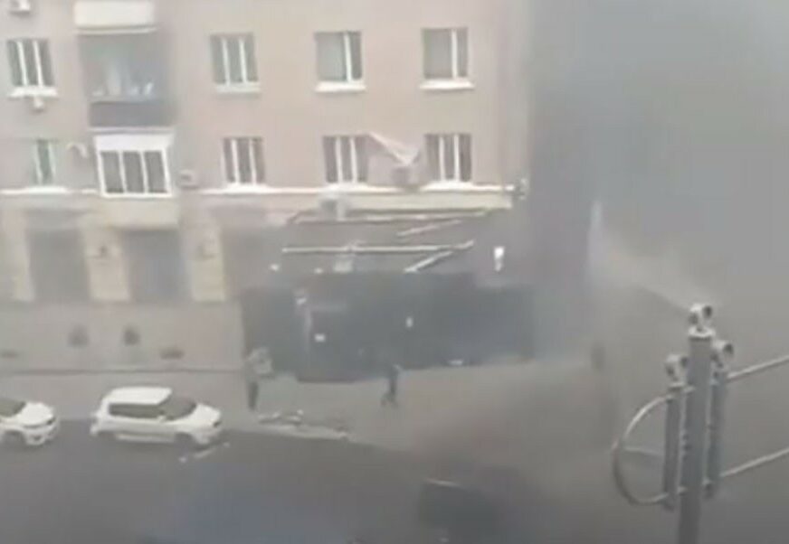 EKSPLOZIJA ISPRED PROSTORIJA OPOZICIJE Bačena bomba u Kijevu, jedna osoba povrijeđena (VIDEO)
