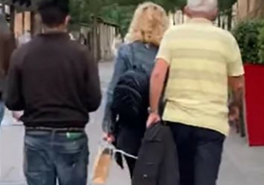 SNIMAK ZGRANUO SVE Mladić pratio ženu na ulici, pa je usred dana pokušao opljačkati (VIDEO)