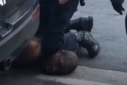 FLOJDOVA SMRT PRETHODILA NEMIRIMA U SAD Novi video otkrio da su ga policajci tukli i u autu