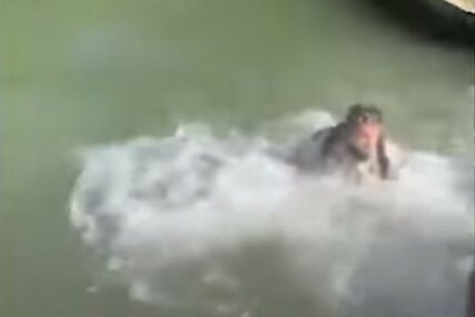 Teksaški rendžer upozoravao posjetioce parka da drže distancu, a oni ga GURNULI U JEZERO (VIDEO)