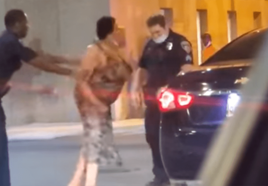 NOVI PRIMJER POLICIJSKE BRUTALNOSTI Jednim udarcem nokautirao Afroamerikanku (VIDEO)