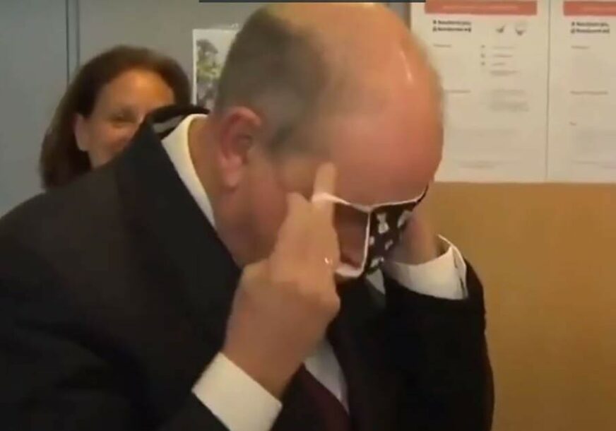 NOVALIĆ NIJE JEDINI Belgijski političar postao hit na internetu zbog zaštitne maske (VIDEO)