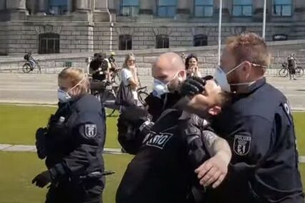 ŽESTOK OBRAČUN U BERLINU Policija hapsila demonstrante protiv mjera zaštite od korone (VIDEO)