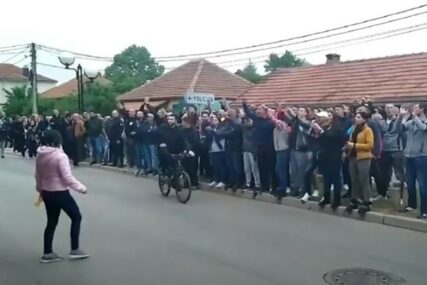 "NE DAMO VLADIKU" Nikšićani i večeras na ulicama, a ovako su POZDRAVILI POLICIJU (VIDEO)