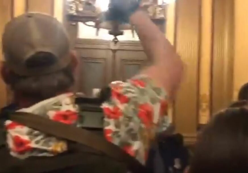 TRAŽE UKIDANJE VANREDNOG STANJA Naoružani demonstrani upali u Senat, političari u pancirima (VIDEO)
