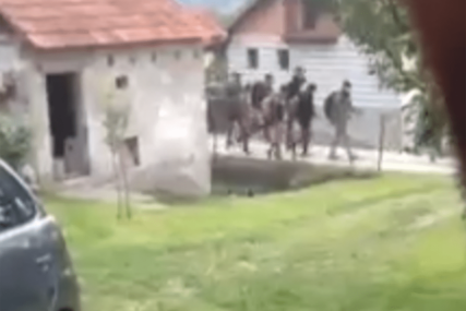 POLICIJA NADGLEDA ZVORNIČKU RUTU Migranti u velikoj grupi prošli kroz selo Boškovići (VIDEO)