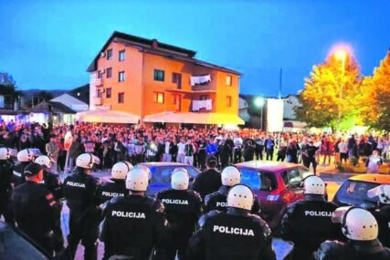 UMALO NIJE DOŠLO DO TEŽEG INCIDENTA Policija Crne Gore se povukla pred vjernicima i sveštenstvom