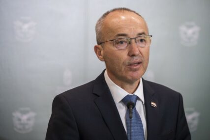 POGINULA DVA PILOTA Ministar odbrane podnio OSTAVKU nakon pada školskog aviona