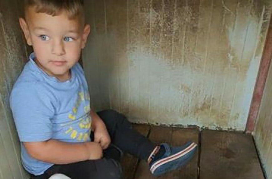 KAVEZ PUN LJUBAVI Dječak i psići plijene simpatijama (FOTO)