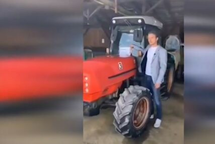 "DAJ DA SE USLIKAM PORED TRAKTORA" Stanivuković snimao i slikao Dodikovo imanje (VIDEO)