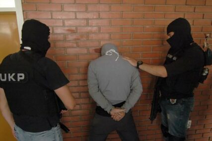 Uhapšeni osumnjičeni za tešku krađu: Polomili staklo na "fijatu" i UKRALI TORBU PUNU NOVCA