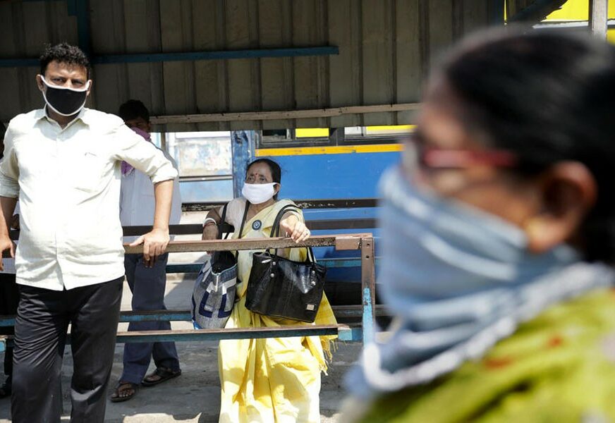 BEZ POSLA I BUDUĆNOSTI Hiljade radnika iz Indije hoda putevima i željezničkim prugama