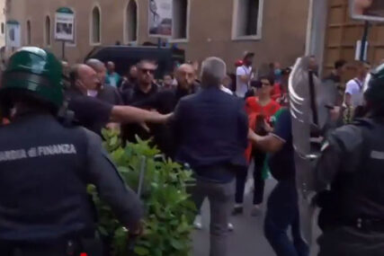 “OSTAVILI SU NAS DA UMREMO” Stotine ljudi protestovalo u Rimu (VIDEO)