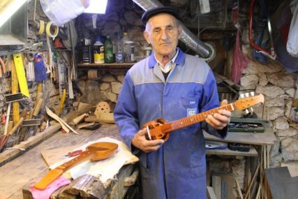 Zaćutale žice tamburice: Odlazak Jefte Čolića, muzičara i posljednjeg majstora zičanih instrumenata iz Babinca kod Kozarske Dubice (FOTO)