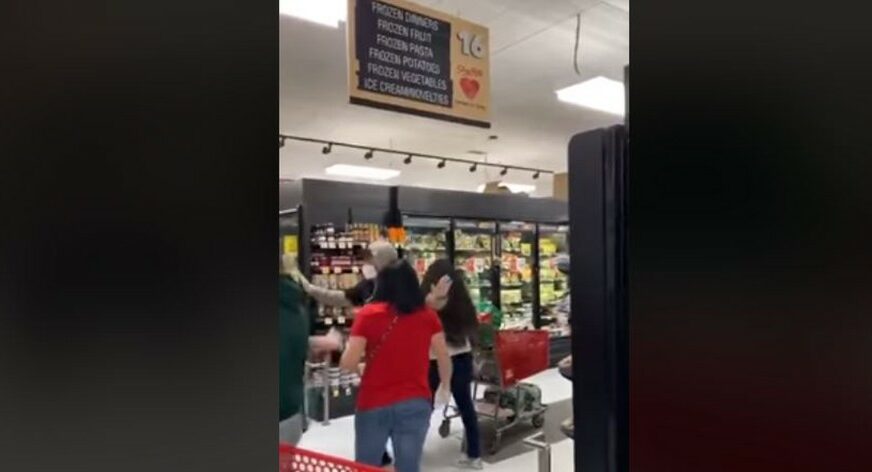 “IZLAZI NAPOLJE, GDJE TI JE MASKA” Bijesni kupci izbacili ženu iz prodavnice (VIDEO)