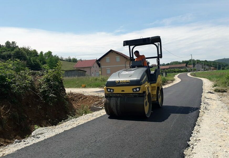 GRAĐEVINSKA SEZONA U NOVOM GRADU Asfaltirana dionica prema izbjegličkom naselju