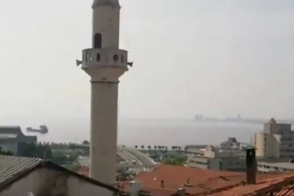 SKANDALOZNO Sa minareta umjesto poziva na molitvu odjekivala pjesma "BELA ĆAO (VIDEO)