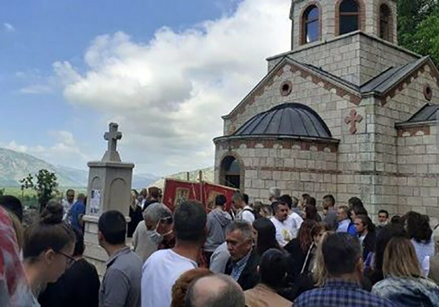 Stigli i brojni hodočasnici iz svih krajeva: Hiljade vjernika prisustvuje liturgiji u manastiru u Mrkonjićima