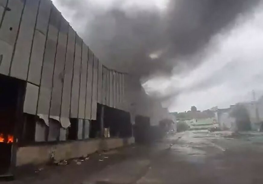 ZABRINJAVAJUĆE Migranti ponovo podmetnuli požar u Velikoj Kladuši (VIDEO)