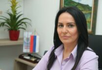 (VIDEO, FOTO) Načelnica zasukala rukave: Snežana Ružičić pokazala KAKO SE SADE ŠLJIVE, i to u elegantnoj suknji