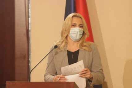 NAPETO NA SJEDNICI Predsjednica Srpske poručila da obraćanje poslanika bez maske NIJE PRIMJERENO