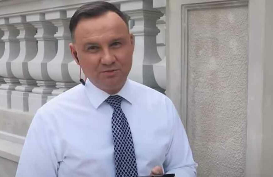 NEOBIČAN IZAZOV Predsjednik Poljske snimio REP PJESMU kako bi pomogao medicinarima (VIDEO)