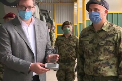NEOBIČAN POKLON Vučić dobio dio oborenog aviona "F117" tokom NATO bombardovanja
