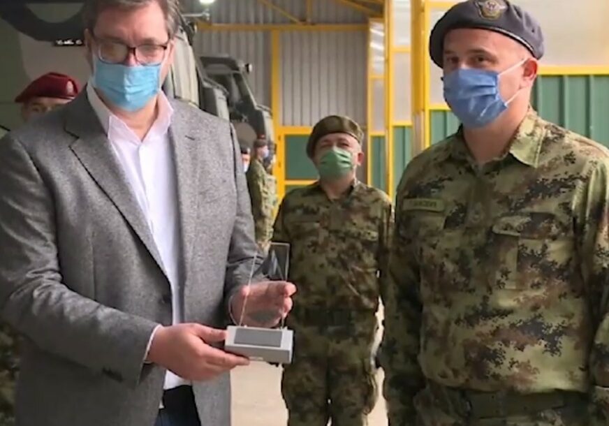 NEOBIČAN POKLON Vučić dobio dio oborenog aviona "F117" tokom NATO bombardovanja