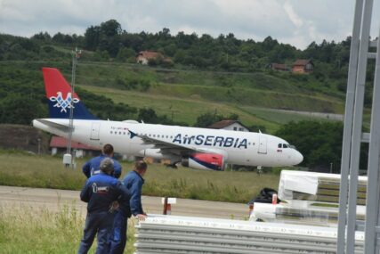 POLICIJA TRAŽI KRIVCA Lažna dojava o bombi u avionu Er Srbije