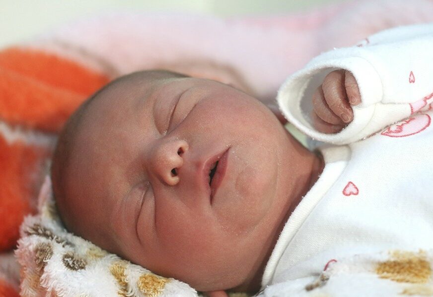 USKORO SLAVI ŠEST MJESECI OD ROĐENJA Beba bila 32 dana u komi zbog korona virusa