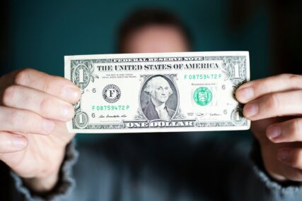 DOLAR SVE SLABIJI Američka valuta ne prestaje da IZNENAĐUJE
