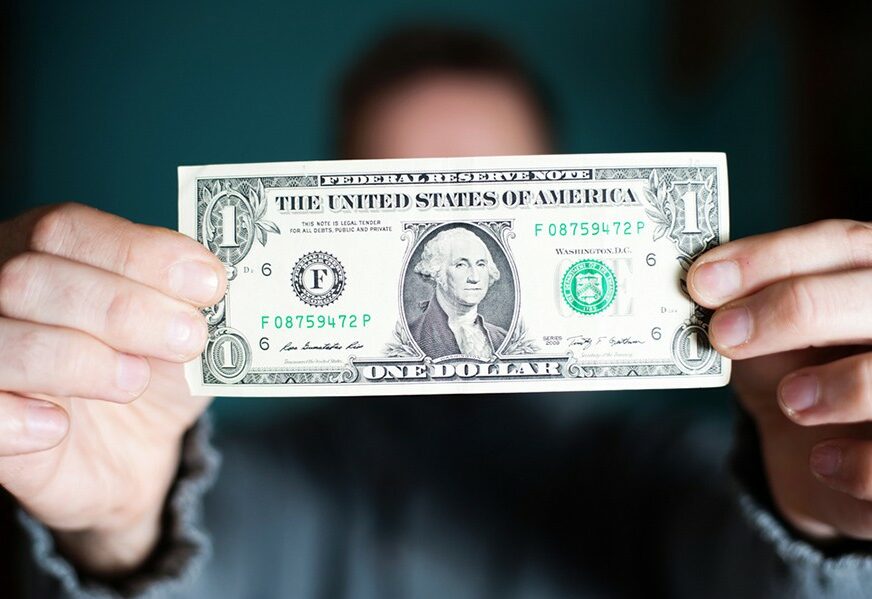 DOLAR SVE SLABIJI Američka valuta ne prestaje da IZNENAĐUJE