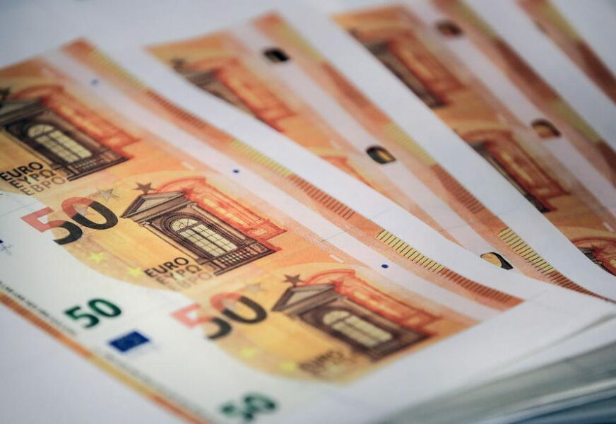 PRIJAVILO SE ČETIRI MILIONA LJUDI Danas počinje isplata 100 evra punoljetnim građanima Srbije