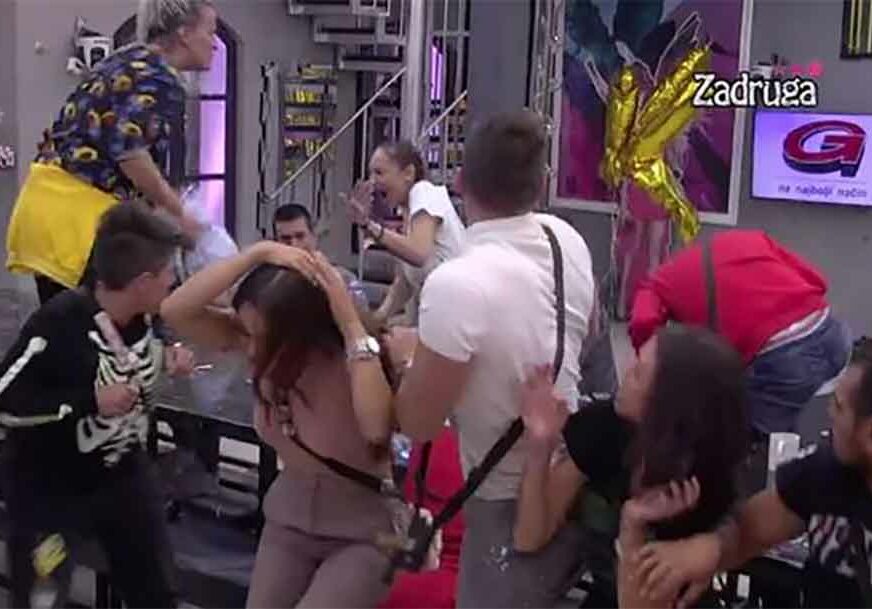 U RIJALITIJU NEMA ČEGA NEMA Gagi Đogani dobio FLAŠU VODE pravac u glavu