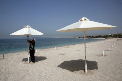 TURISTI MOGU DA ODAHNU U Grčkoj na plažama dozvoljena prodaja hrane i pića, pa čak i ALKOHOLA